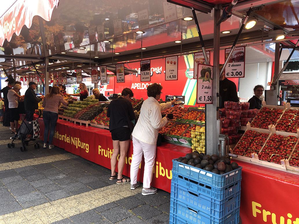 Kraam met groente en fruit op de vrijdagmarkt aan het Schubertplein