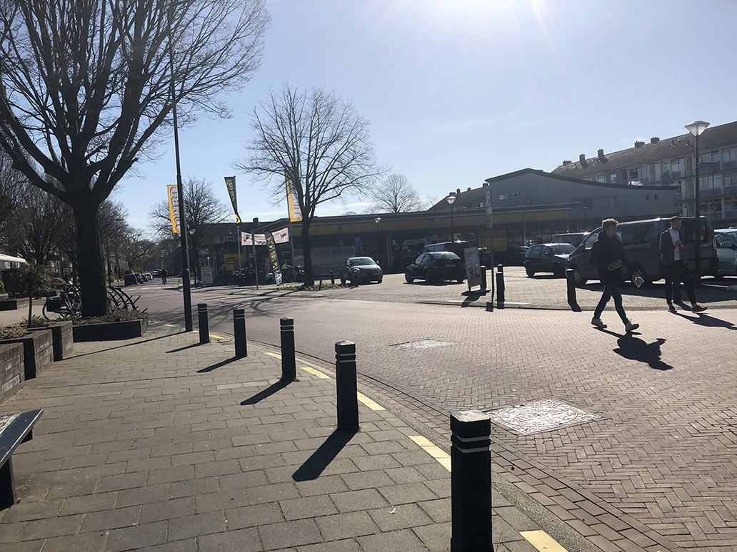 Het plein met de parkeerplaats en de Jumbo